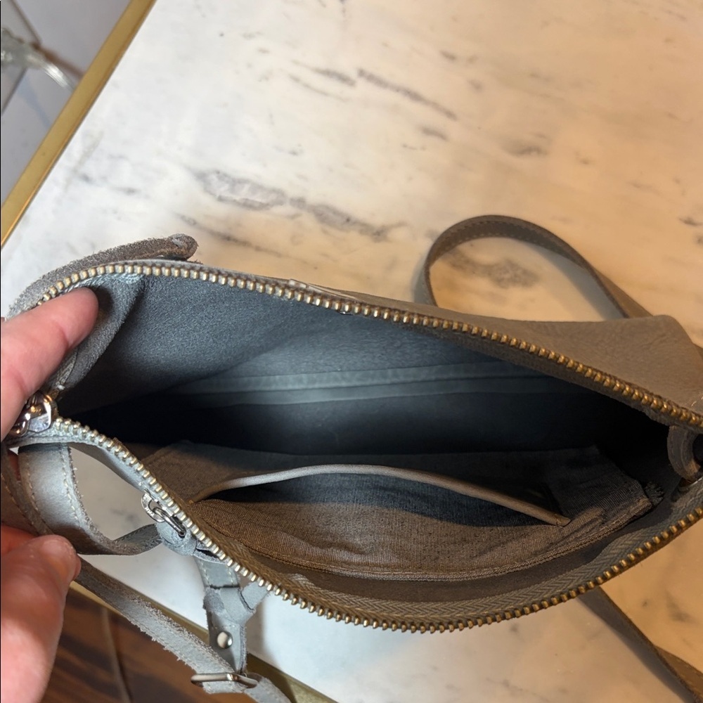 Roots Edie Bag Tribe *Small Discoloration* - Picture 8 of 9